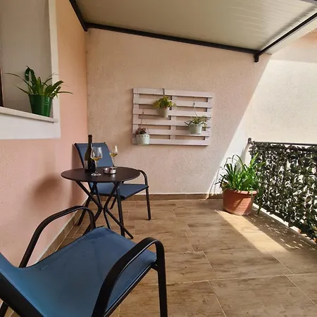 Cleo Apartment